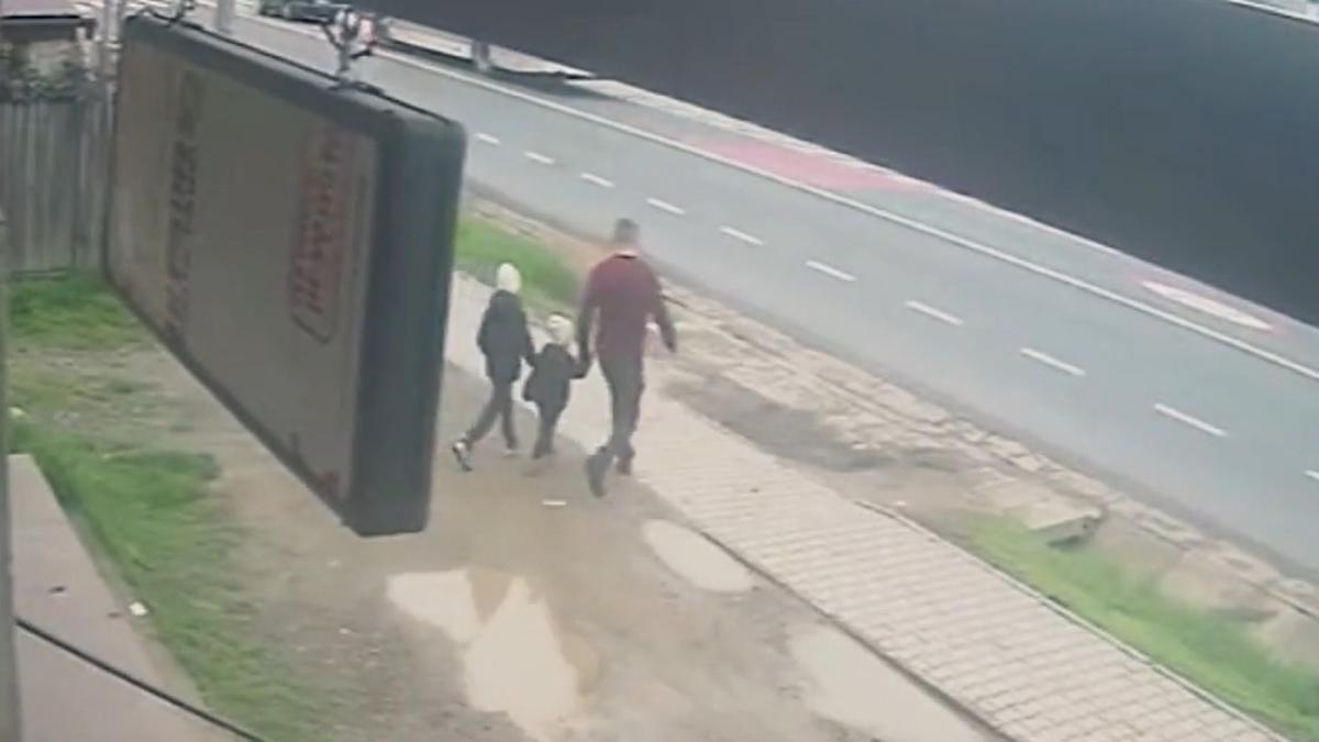 accident-ingrozitorprc-c2prc-a0un-copil-roman-de-trei-ani-a-sfarsit-sub-rotile-unui-tir--in-timp-ceprc-c2prc-a0traversa-de-mana-cu-tatal-si-fratele-mai-mare--pe-trecere