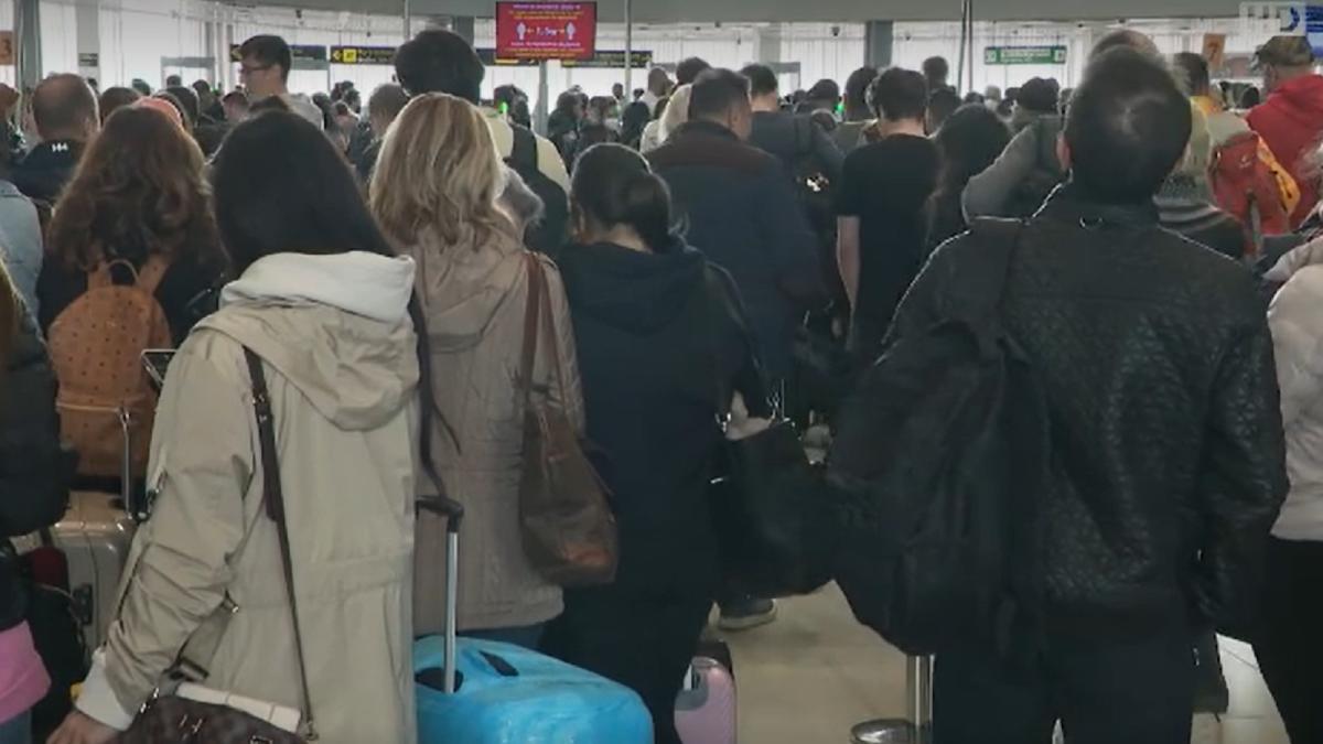 romanii-din-diaspora-se-intorc-in-tarile-care-i-au-adoptat-aglomeratie-pe-aeroporturi-si-in-vami--cursele-spre-anglia--germania-si-italia-au-fost-pline