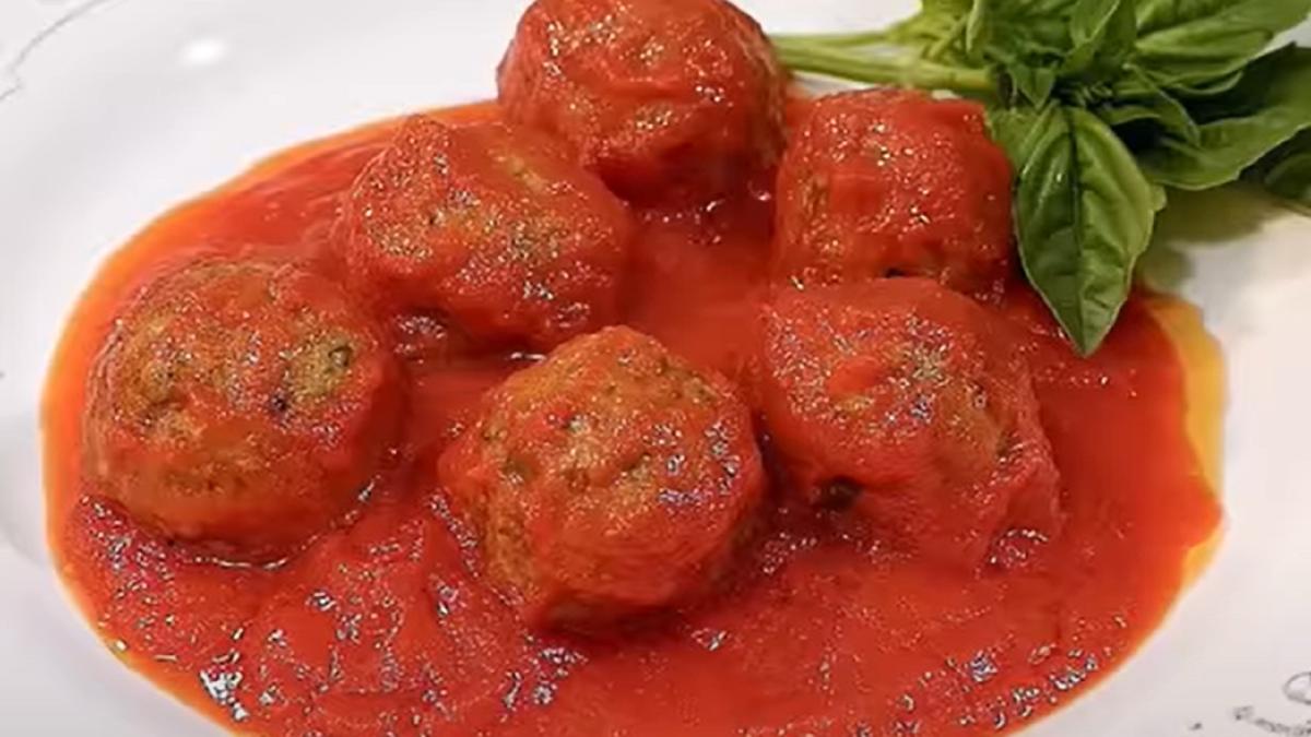 chiftele-din-dovlecei-cu-cel-mai-delicios-sos--un-pranz-complex--gata-in-cateva-minute-reteta-care-te-salveaza-mereu