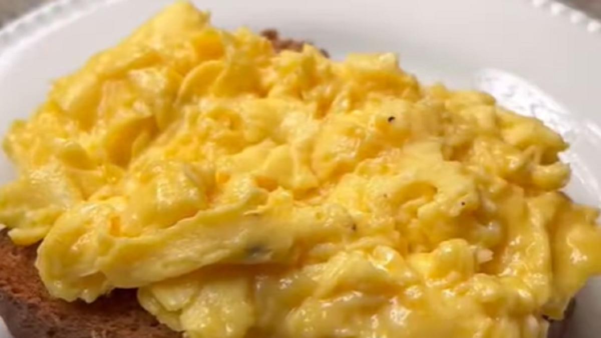 omleta-in-stil-englezesc--asa-se-gatesc-ouale-pentru-un-mic-dejun-perfect-reteta-simpla-si-rapida