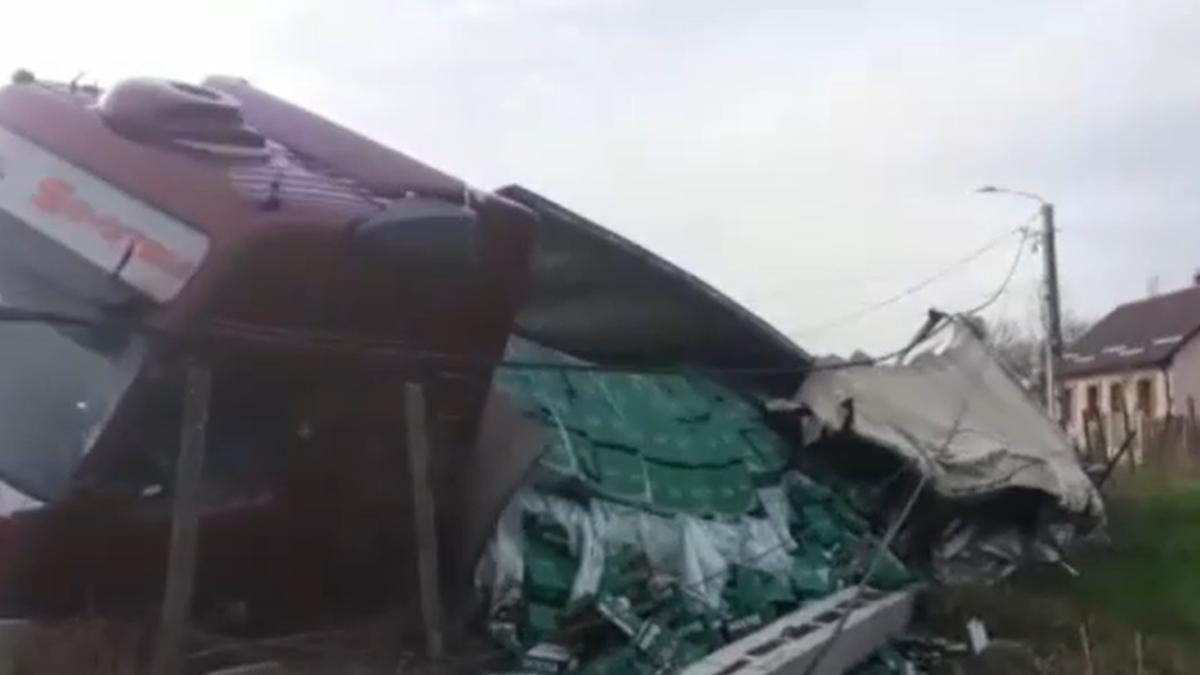 un-sofer-roman-de-tir--beat-la-volan--a-rasturnat-camionul-plin-cu-bere