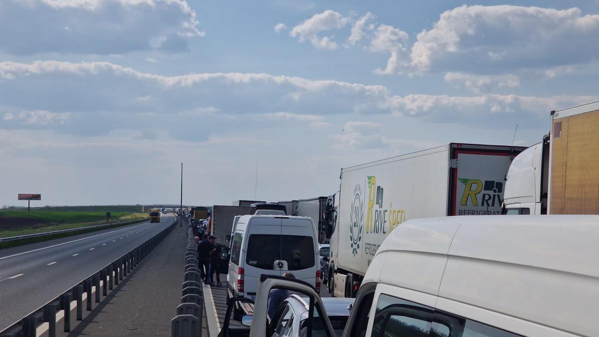 cozi-kilometrice-in-vama-nadlac-2-romanii-care-locuiesc-in-strainatate-se-intorc-dupa-sarbatori-in-tarile-in-care-lucreaza-1