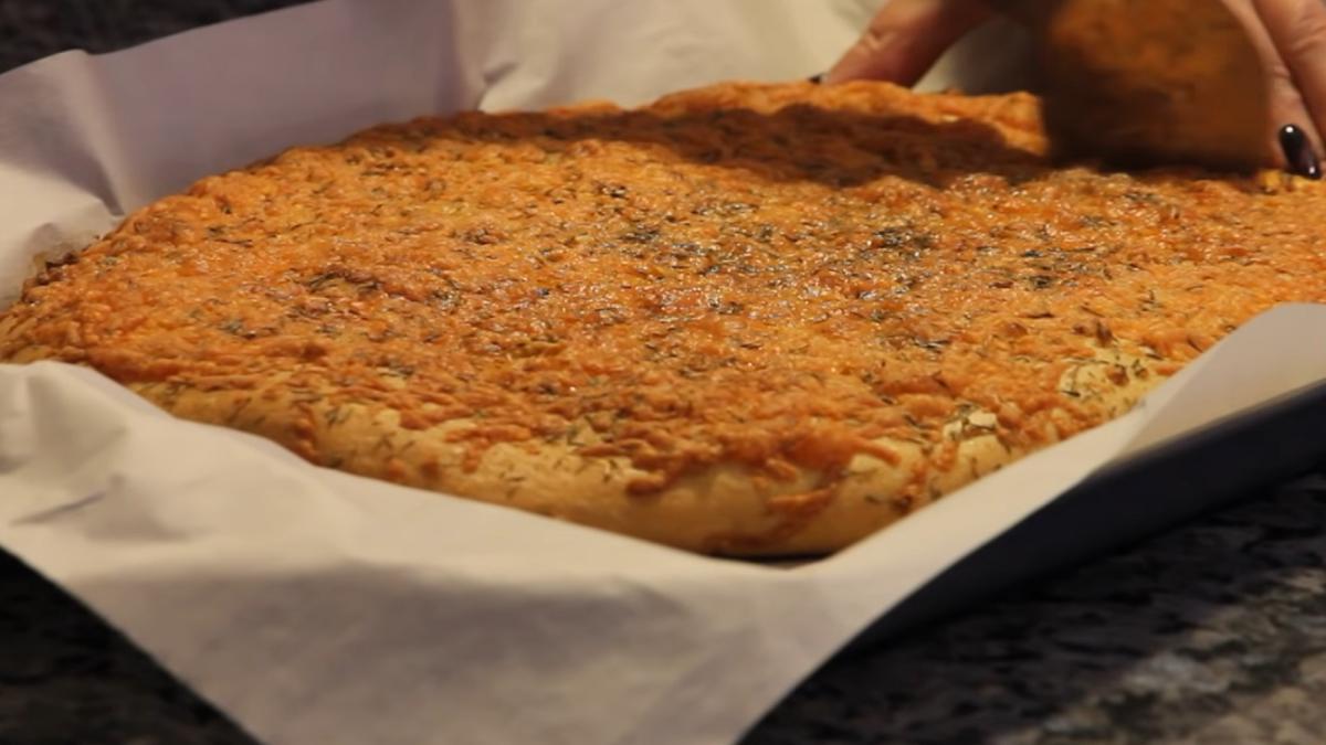 asa-paine-de-casa-n-a-mai-mancat-nimeni-cu-usturoi--cimbru-si-branza--vei-surprinde-toata-familia-cu-aceasta-reteta