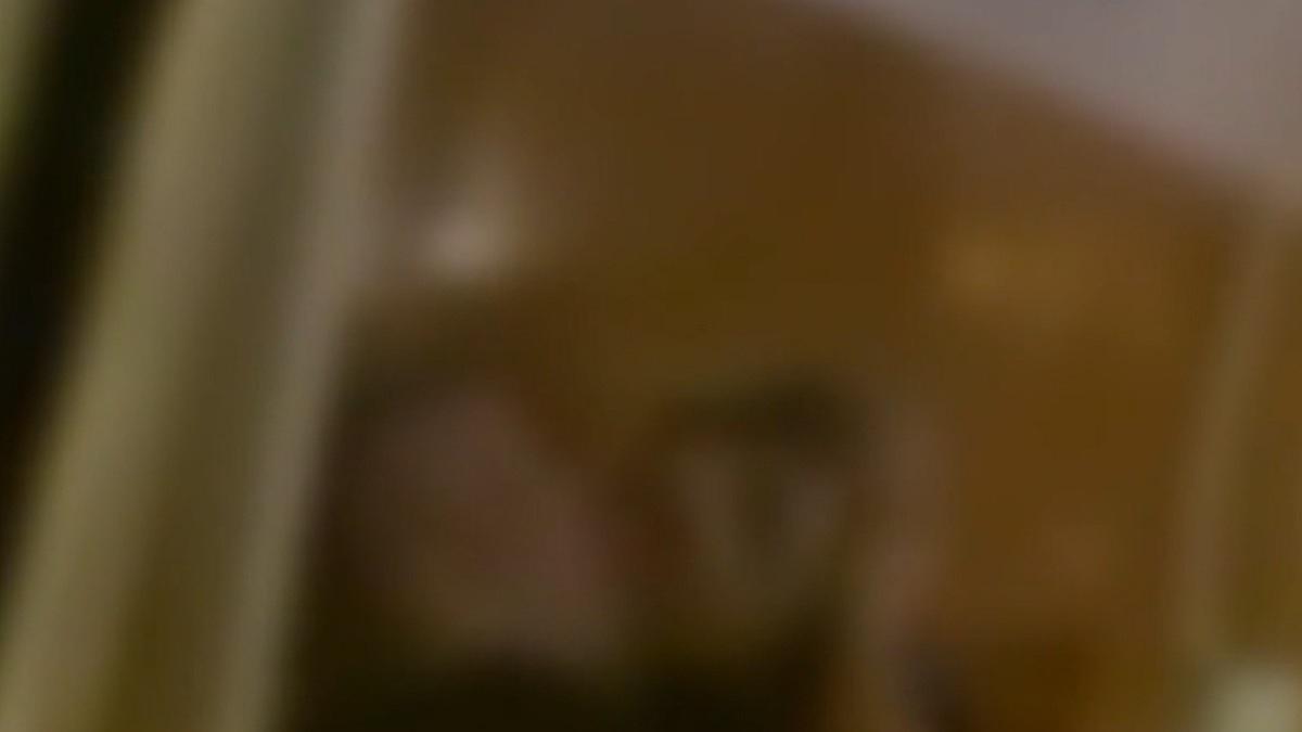 acheta-dupa-ce-un-sef-de-post-de-politie-a-fost-prins-in-actiune-cu-o-subalterna-femeia-lucra-peste-program-cu-seful-ei--pana-ce-au-navalit-mascatii