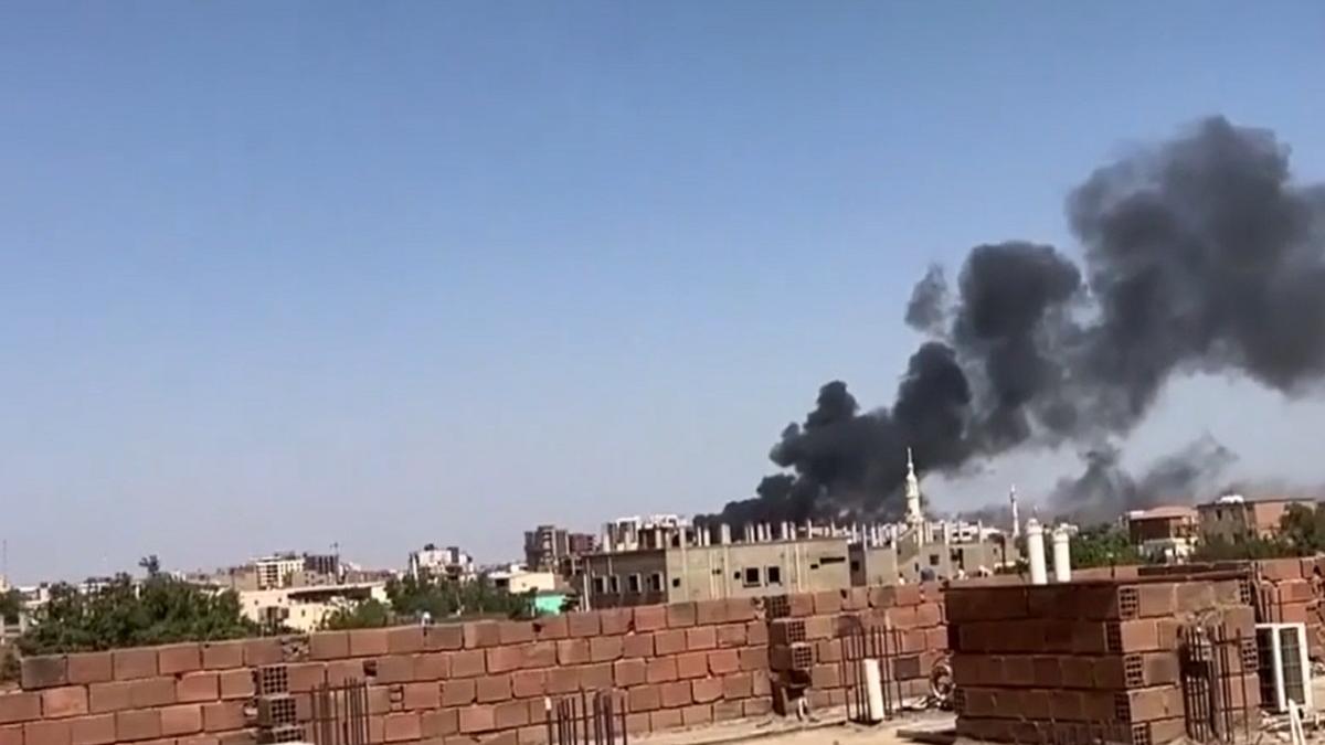 doua-familii-de-romani--prinse-in-sudan-luptele-dintre-soldati-si-fortele-paramilitare-au-provocat-pana-acum-moartea-a-peste-400-de-oameni