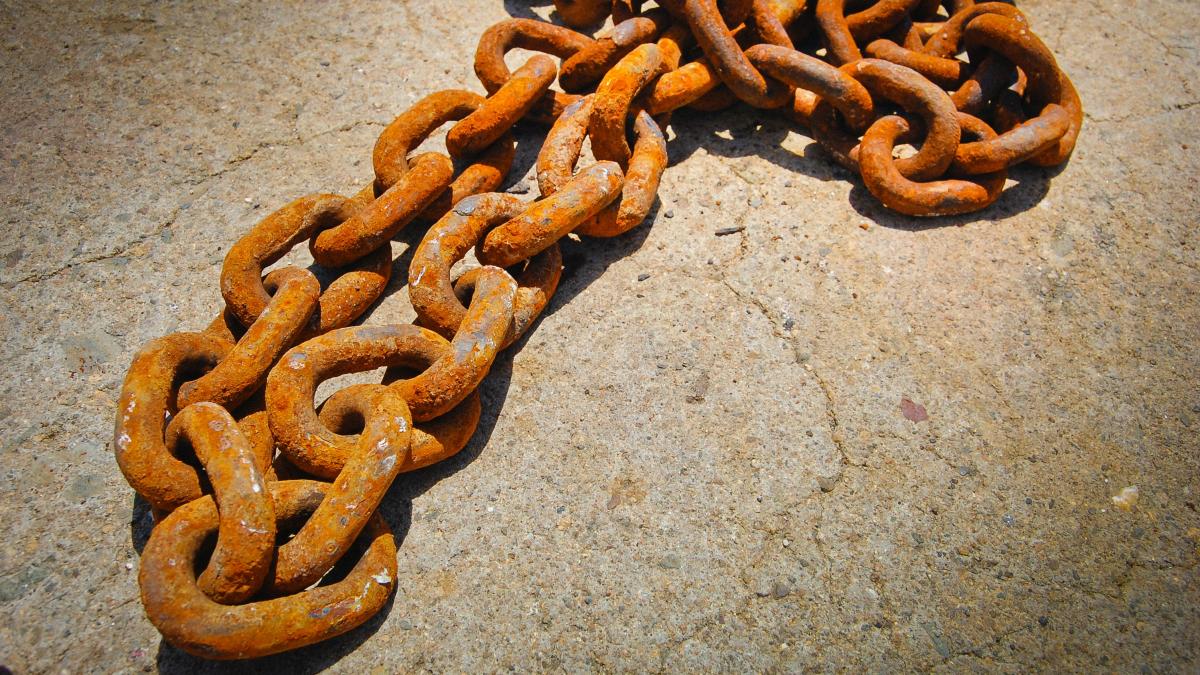 romanca-tinuta-in-lanturi-de-tatal-sau