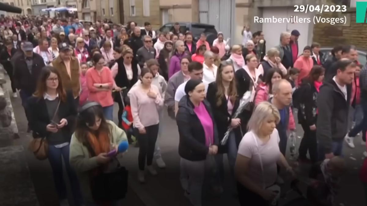 mars-de-omagiere-fetita-romanca-franta