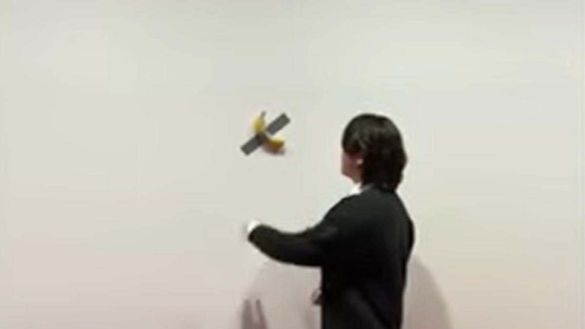 celebra-banana-lipita-pe-perete-la-muzeul-din-seul-a-fost-mancata-imi-era-foame--video