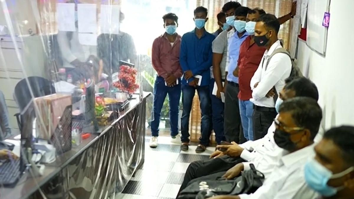 tot-mai-multi-muncitori-asiatici-aleg-romania--director-strainii-sunt-platiti-mai-bine-decat-romanii-pentru-ca-muncesc-mai-mult