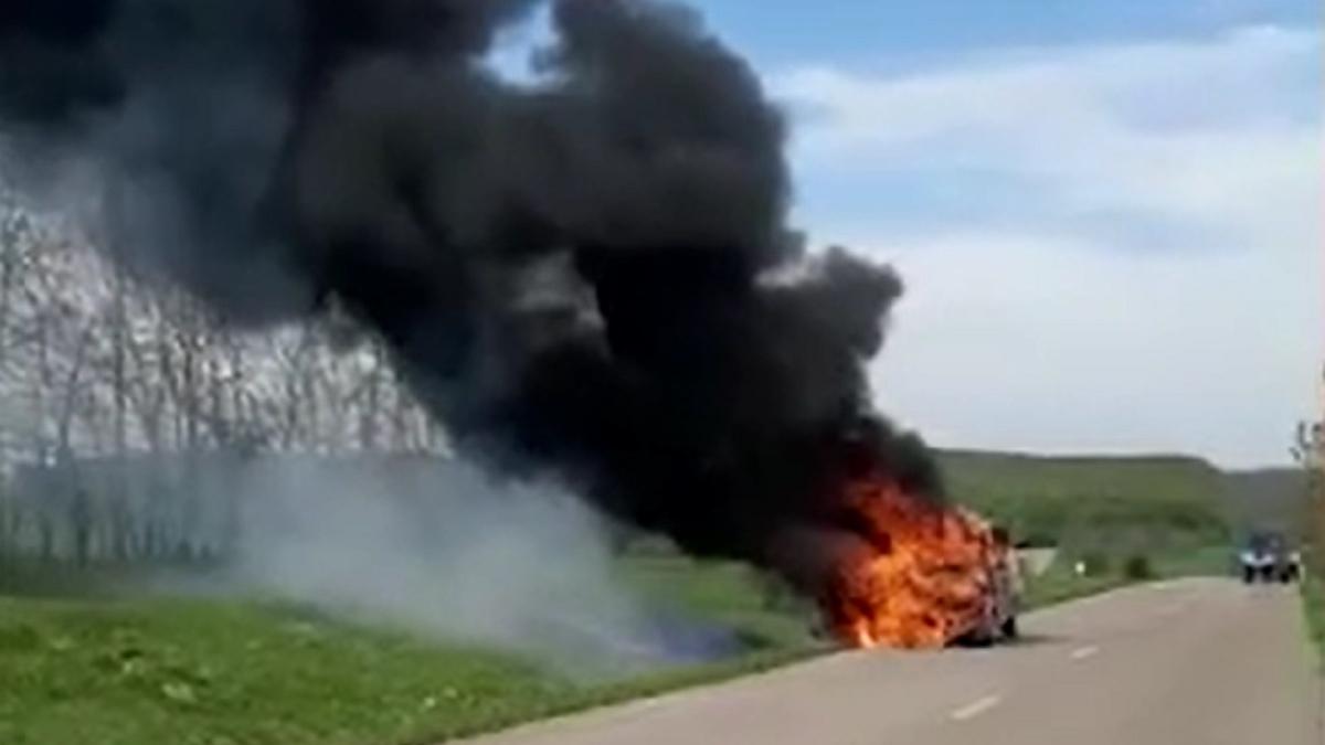 un-microbuz-a-luat-foc-in-trafic-soferul-a-simtit-miros-de-fum-si-a-oprit