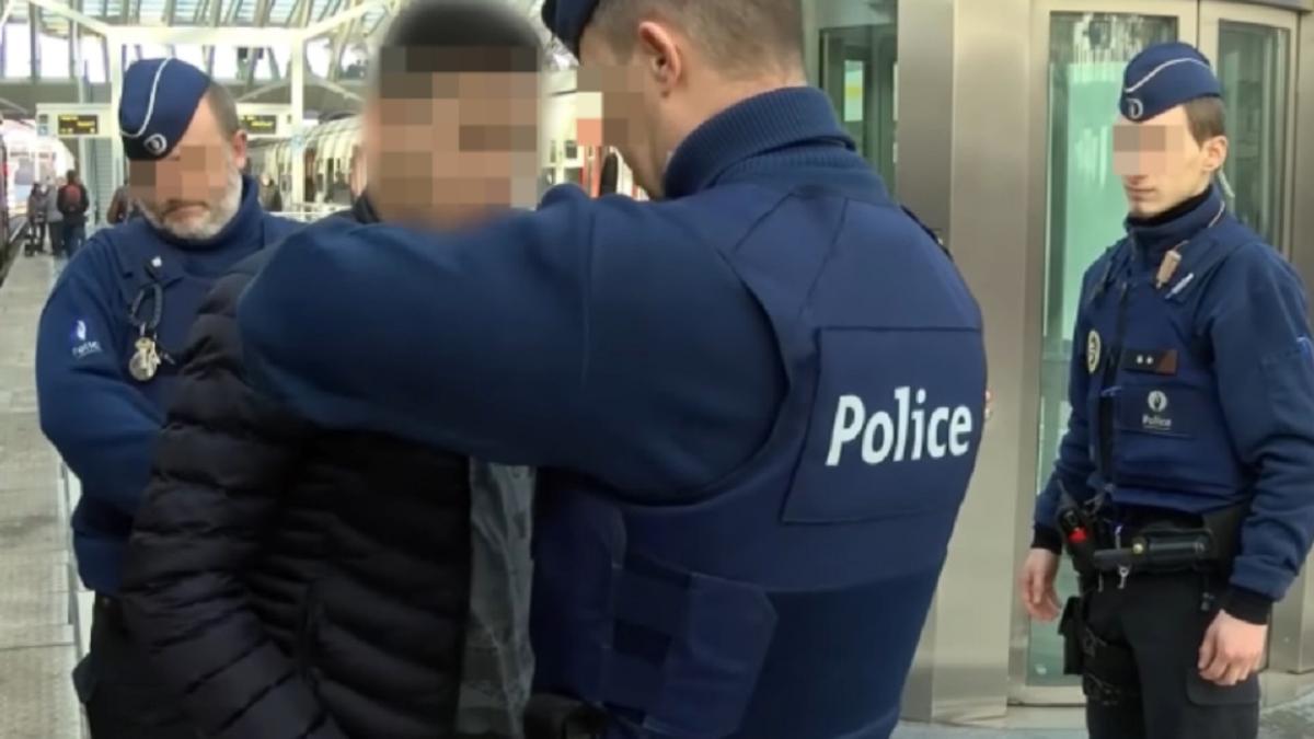 belgia--romanul-prins-dupa-greseala-majora-de-a-musca-dintr-un-morcov--condamnat--ce-pedeapsa-a-primit-dupa-un-jaf-ca-in-filme