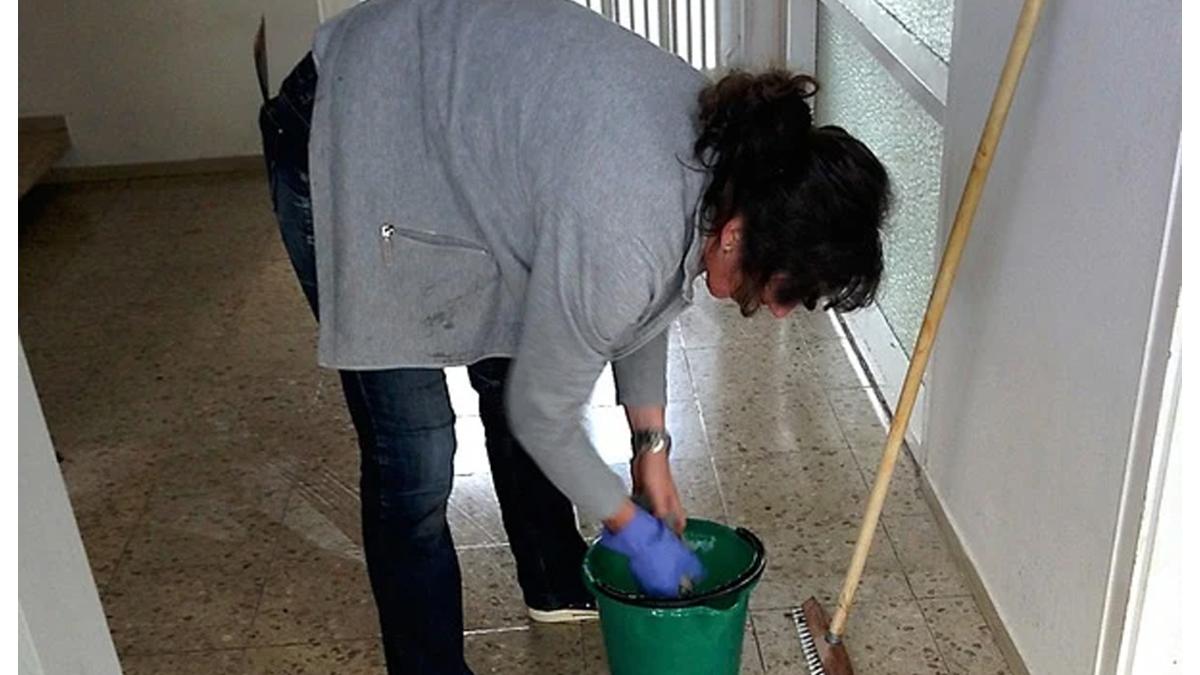 femeie-de-serviciu-la-munca