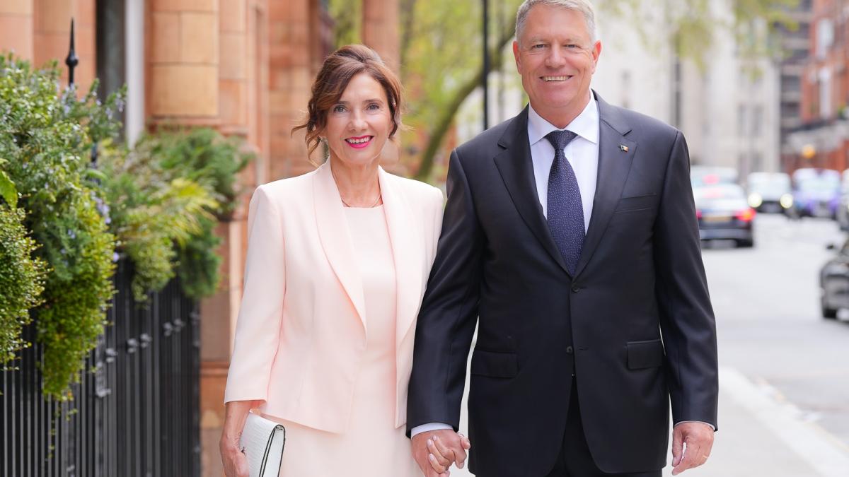 klaus-iohannis-a-ajuns-la-londra--unde-participa-la-incoronarea-regelui-charles-al-iii-lea-un-moment-istoric