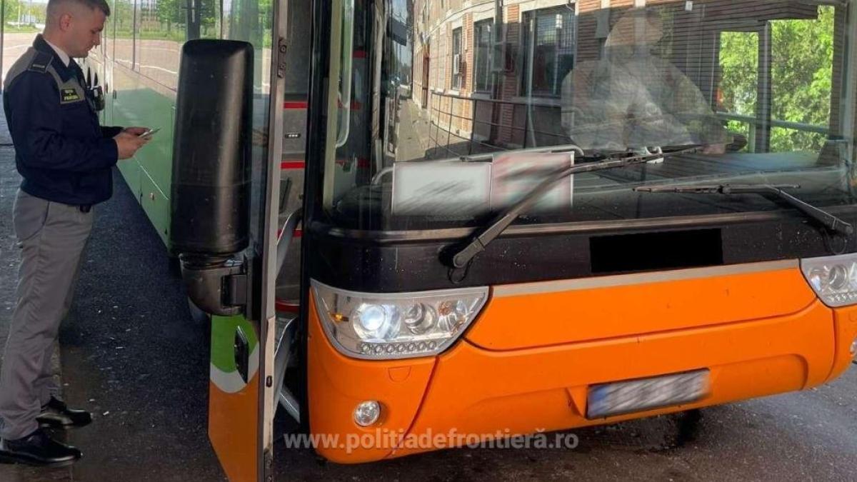 autocar-cu-romani--oprit-la-intrarea-in-tara--ce-au-descoperit-politistii-cand-s-au-uitat-sub-scaune