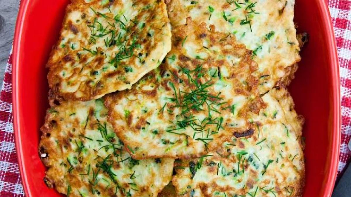 clatite-cu-ceapa--pentru-micul-dejun--sunt-delicioase-si-se-prepara-simplu-si-rapid