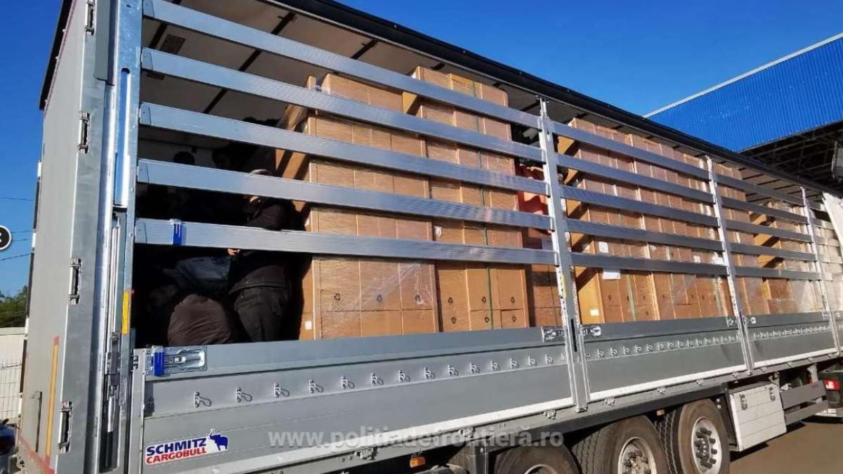 sapte-camioane--verificate-la-iesirea-din-tara--toti-soferii-s-au-ales-pe-loc-cu-dosare-penale