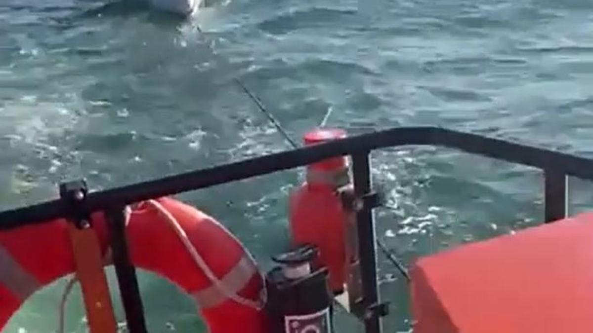 trei-romani--la-un-pas-de-inec--dupa-ce-velierul-lor-a-ramas-blocat-pe-mare