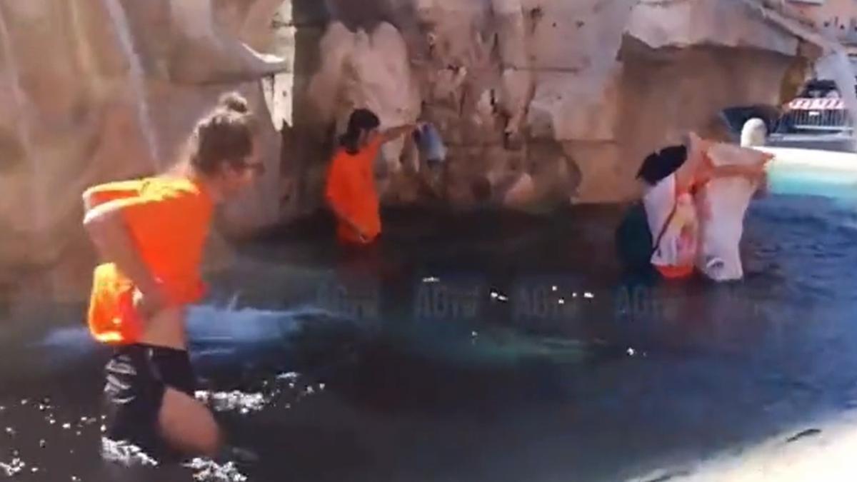 italia--furie-la-roma-dupa-un-protest-in-celebra-fontana-dei-quattro-fiumi-mai-multi-oameni-au-turnat-un-lichid-negru-in-fantana-raurilor