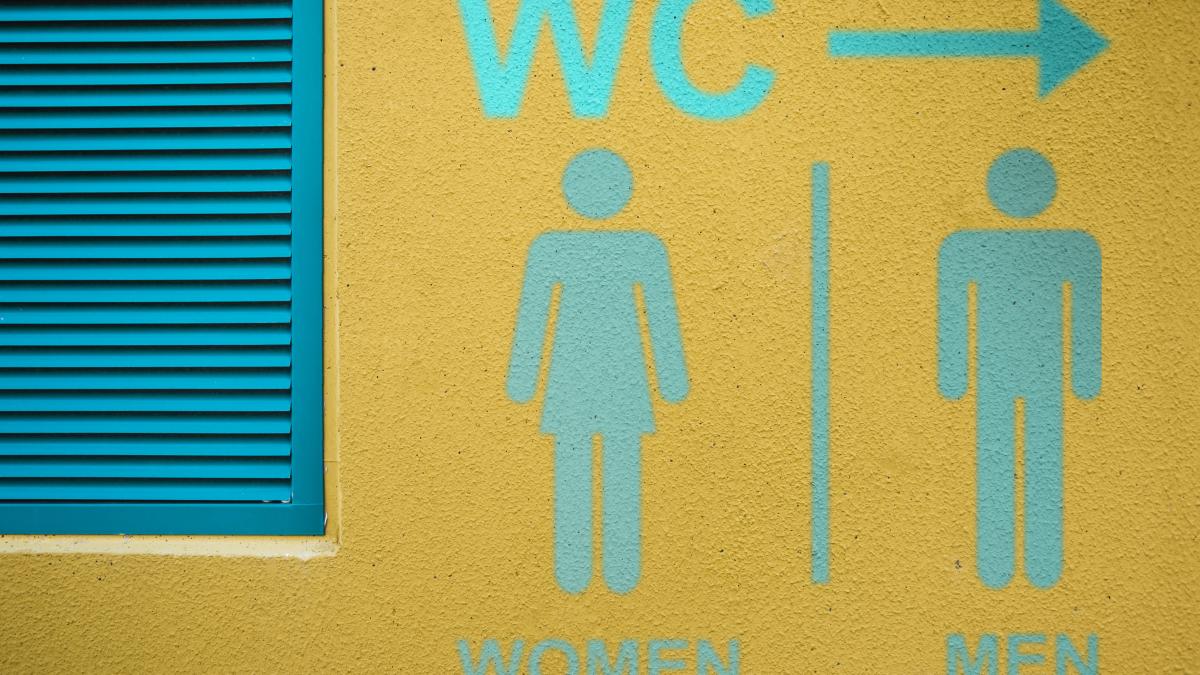 un-roman-din-germania-ar-fi-fost-concediat-dintr-un-motiv-cat-de-poate-de-absurd-mergea-prea-des-la-toaleta