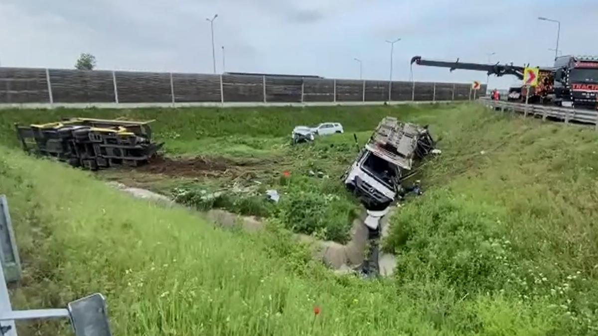 un-tir-incarcat-cu-masini-noi-s-a-rasturnat--la-iesirea-de-pe-o-autostrada--soferul-roman-s-a-stins-in-urma-accidentului