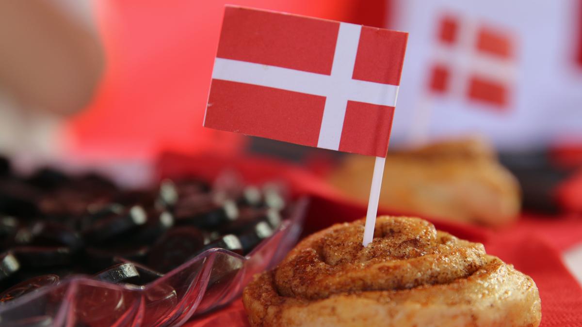 steag-danemarca-pe-masa-in-restaurant-la-aniversare