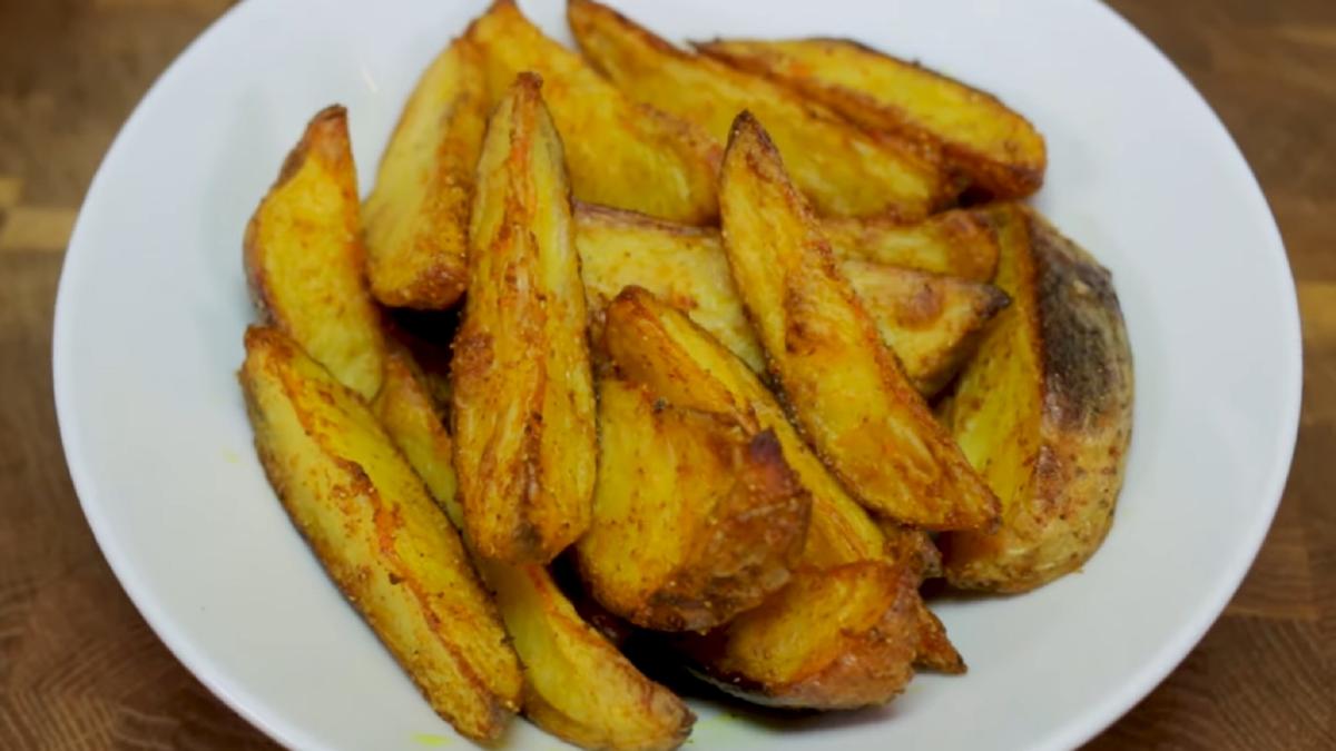 cartofi-rustici--moi-la-interior-si-crocanti-la-exterior--ii-vei-prepara-doar-asa--cu-minim-de-ingrediente--iti-lasa-gura-apa