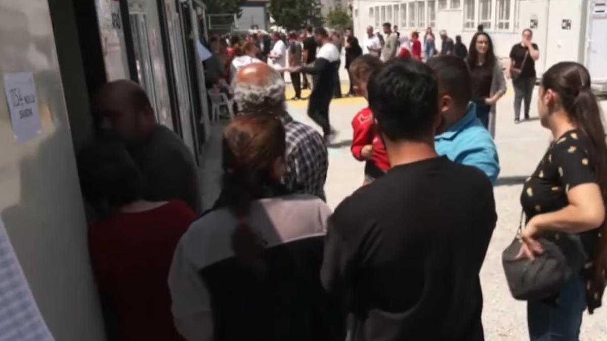 cozi-la-sectiile-de-votare-din-turcia-oamenii-voteaza-pentru-democratie-si-pentru-schimbare