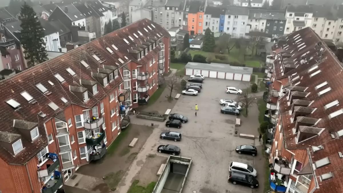 sute-de-romani--in-conditii-precare-in-germania--familiile-ii-terorizeaza-pe-locatari-arunca-gunoiul-pe-fereastra--ba-chiar-isi-fac-nevoile-de-la-geam