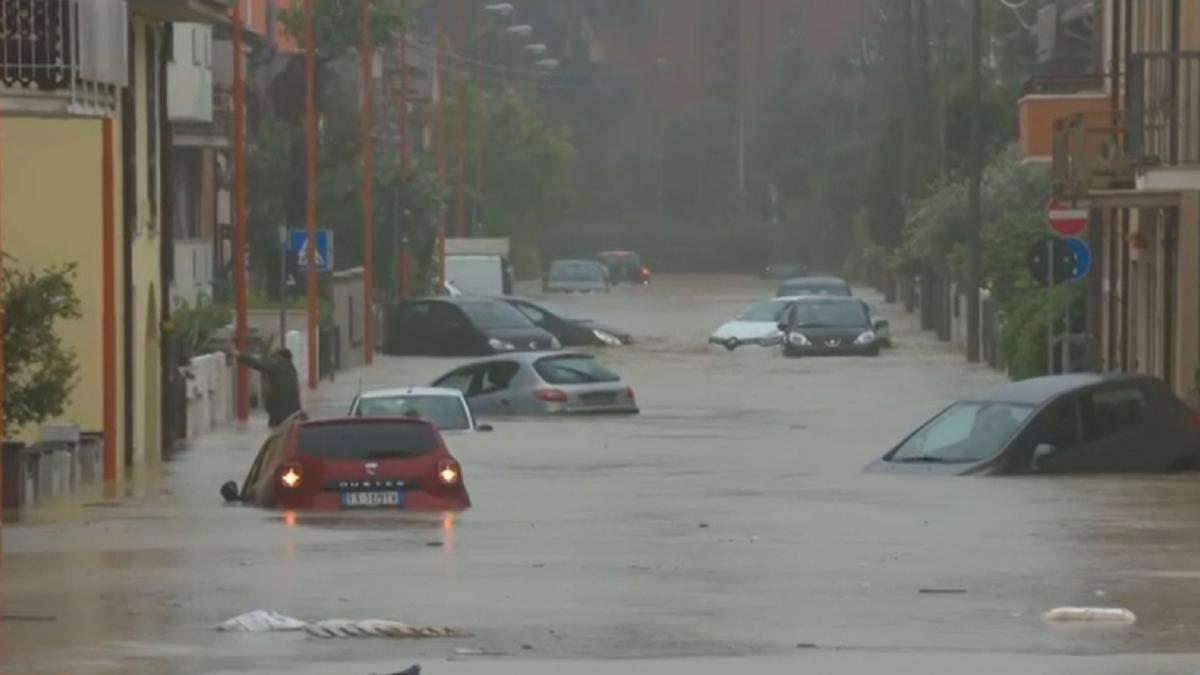 asteptam-pe-cineva-sa-ne-salveze--marturiile-romanilor--prinsi-in-inundatiile-devastatoare-din-italia-sa-ne-scoata-afara