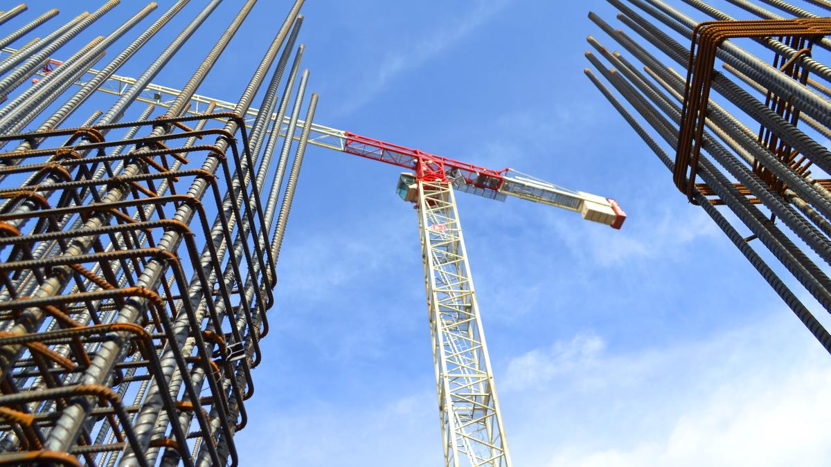 cea-mai-groaznica-dintre-tragedii--un-muncitor-roman-de-20-de-ani-a-sfarsit-sub-privirile-tatalui-sau-au-cazut-in-gol-de-la-10-metri