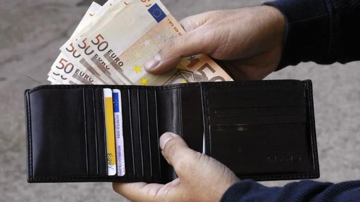 italia--un-roman--arestat-dupa-ce-a-gasit-un-portofel--barbatul-l-a-sunat-pe-proprietar--dar-a-fost-saltat-de-carabinieri