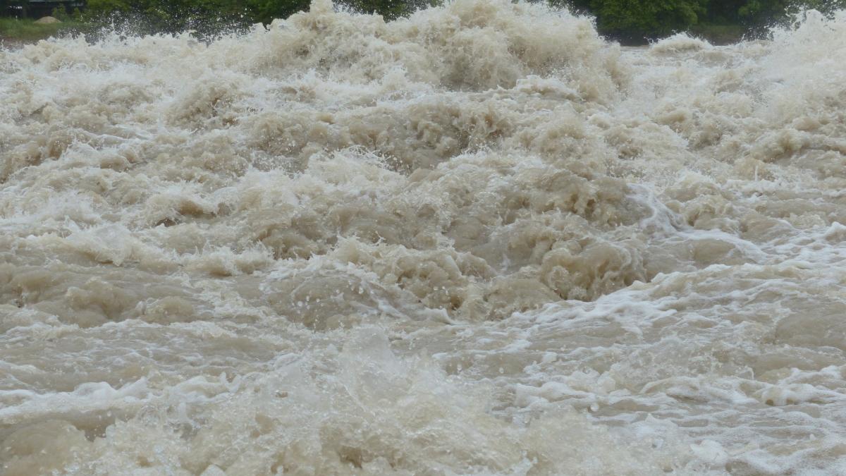 inundatie-inundatii-ciclon-alunecari-de-teren-vreme-rea