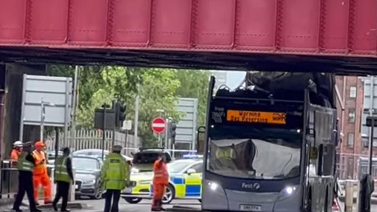 autobuz-cu-pasageri--strivit-in-glasgow-mai-multe-persoane-au-ajuns-de-urgenta-la-spital