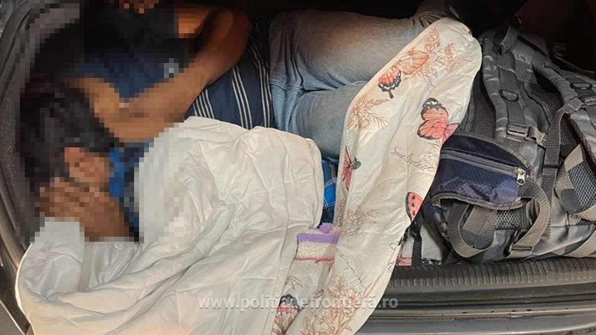 soferi-romani--descoperiti-in-vama-cu-oameni-ascunsi-in-doua-porbagaje-si-pe-bancheta-din-spate--acoperiti-cu-haine