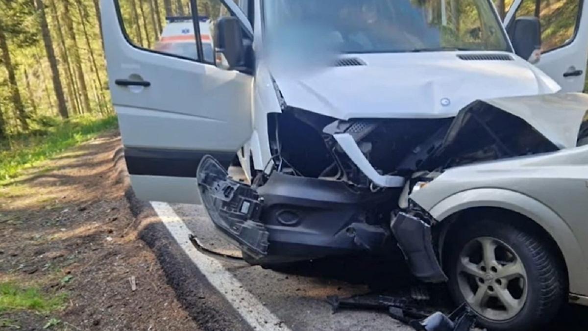 accident-violent-un-microbuz-care-transporta-12-copii-romani--lovit-din-plin-de-un-autoturism