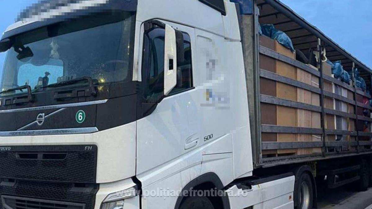 au-incercat-sa-intre-in-romania--ascunsi-intr-o-autoutilitara--soferul-s-a-ales-cu-un-dosar-penal