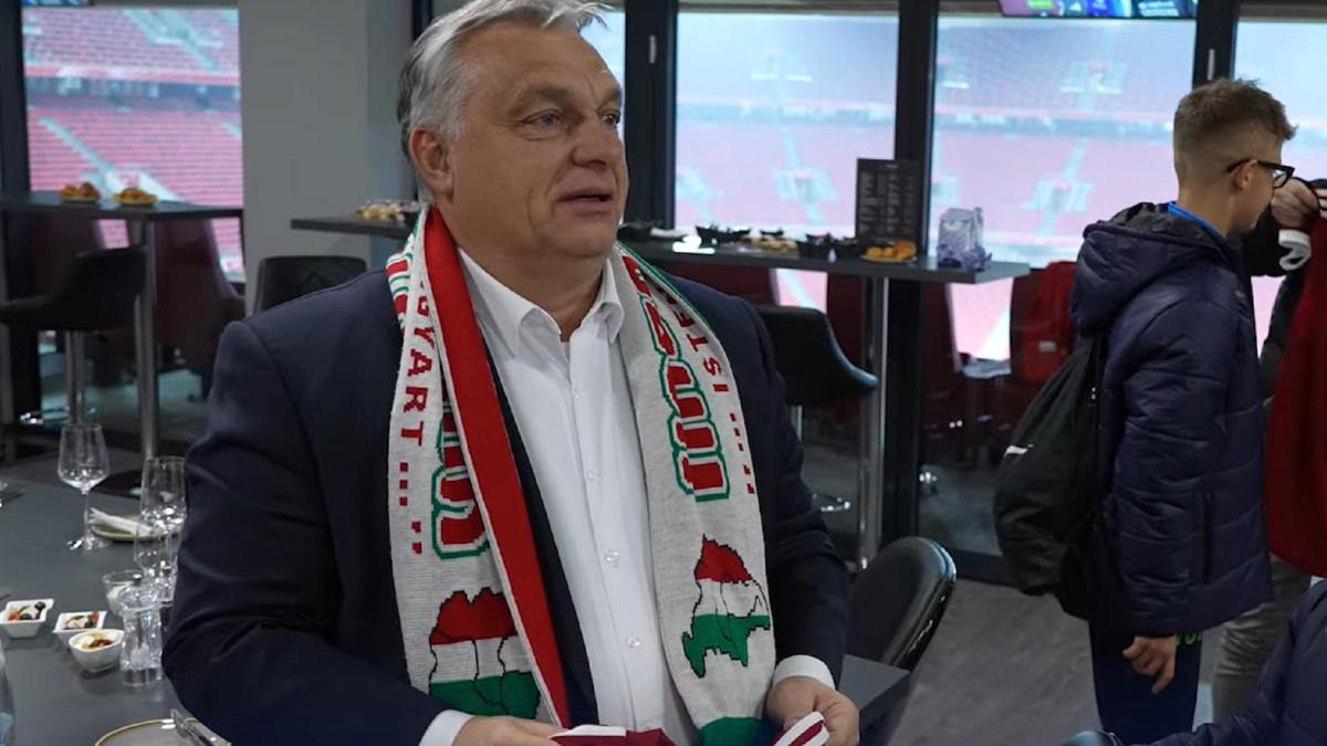 viktor-orban--despre-aparitia-sa-cu-un-fular-cu-harta-ungariei-mari-fotbalul-nu-este-politica