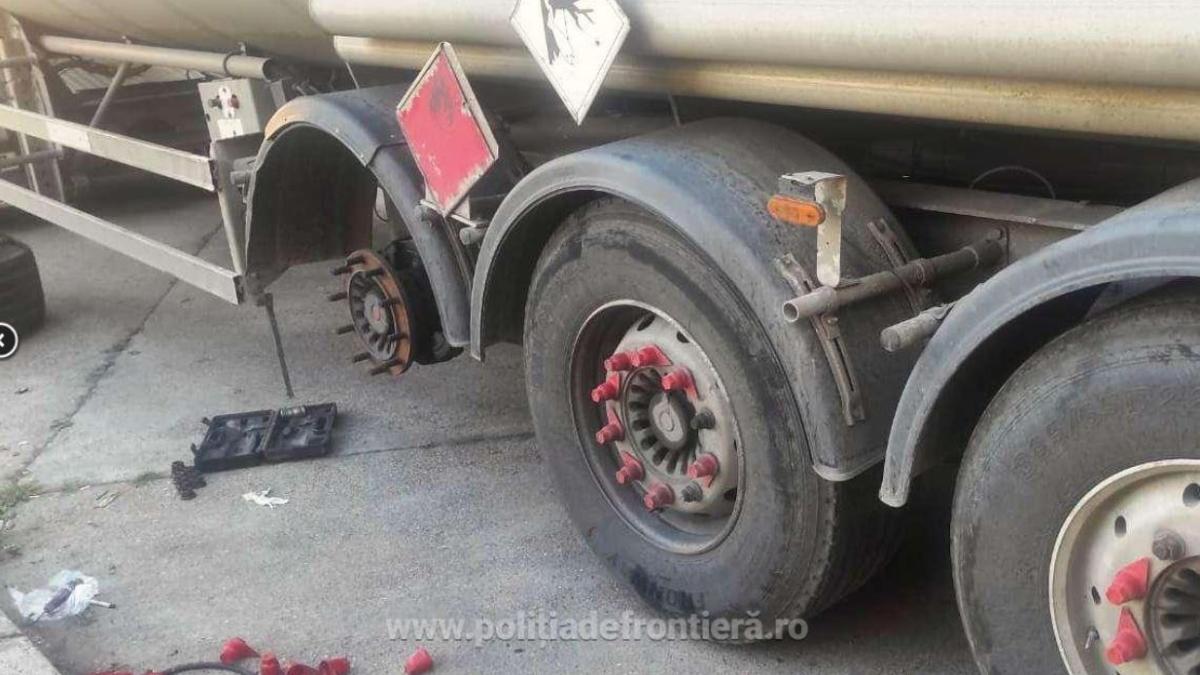 doua-autocisterne--oprite-la-intrarea-in-romania--ce-ascundeau-soferii-in-rotile-autovehiculelor