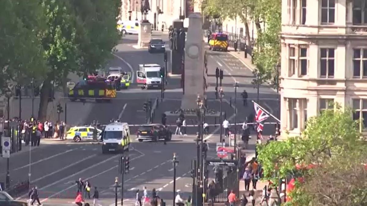 marea-britanie--o-masina-s-a-infipt-in-poarta-resedintei-premierului--o-persoana-a-fost-arestata