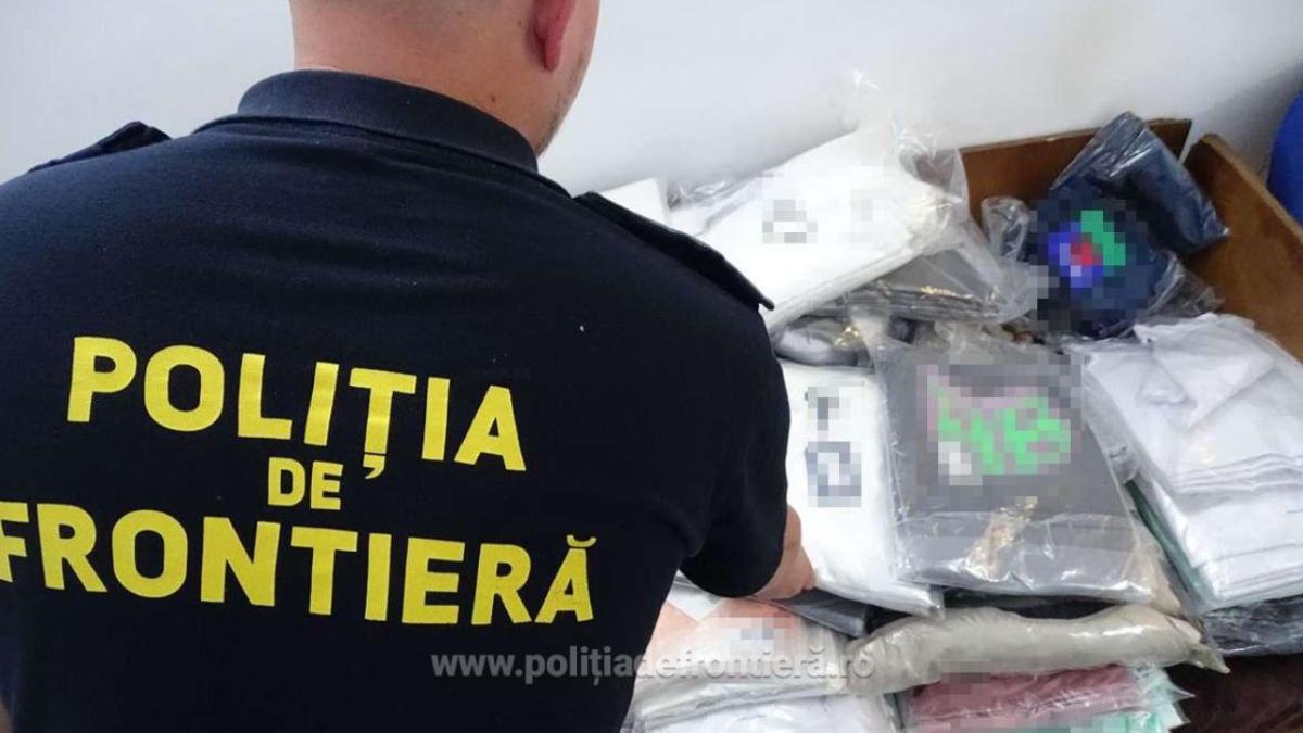 camion--incarcat-cu-haine-contrafacute--verificat-la-intrarea-in-tara--toata-marfa-a-fost-confiscata