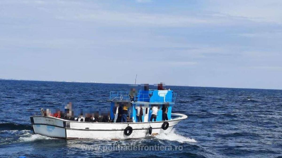 politistii-de-la-garda-de-coasta--in-alerta--pescador-supraaglomerat-si-fara-mijloace-de-salvare--detectat-langa-vama-veche