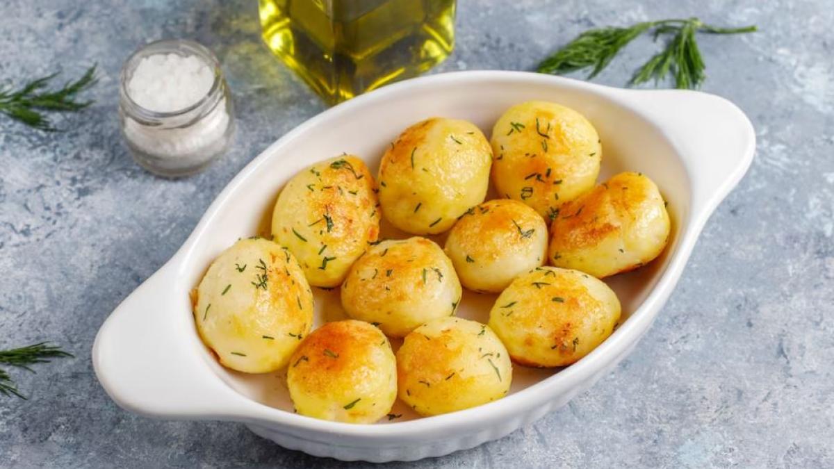 cartofi-noi--copti-in-folie--plini-de-vitamine--sunt-sfaramiciosi-si-foarte-gustosi