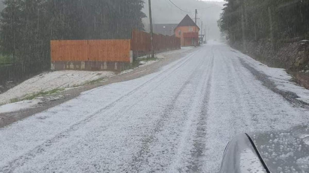 strazile-din-craiova--acoperite-de-grindina-in-doar-10-minute
