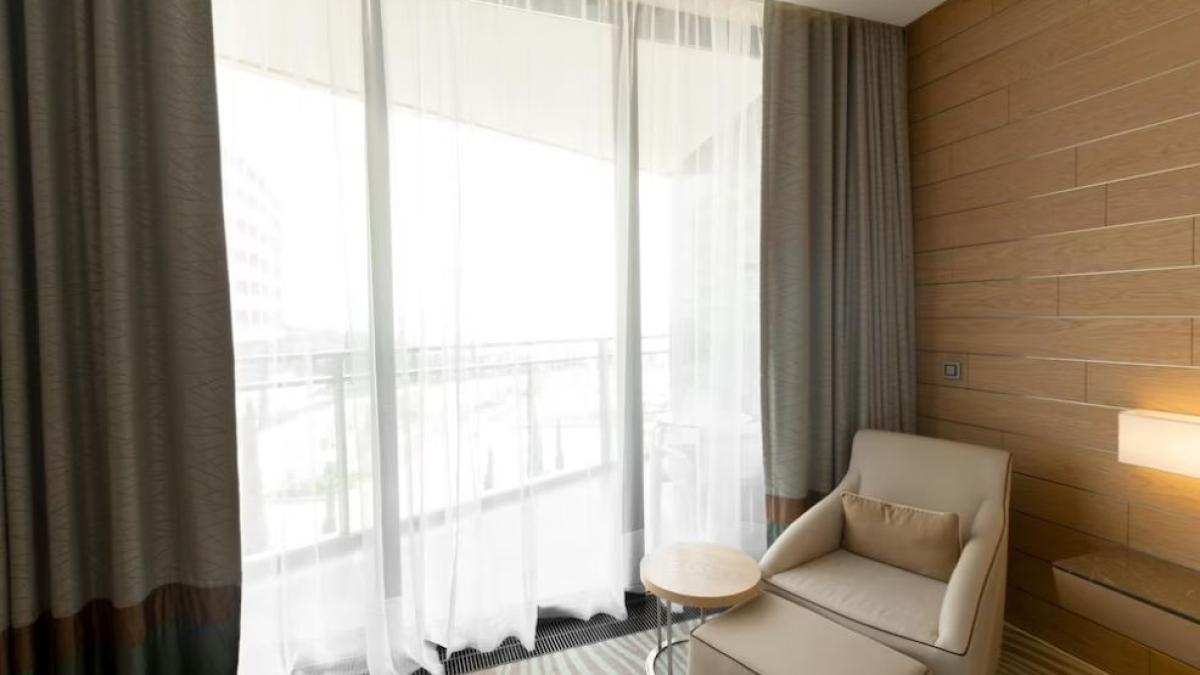 spala-si-parfumeaza-usor-perdelele-si-draperiile--incearca-aceste-metode-rapide