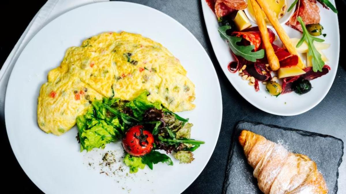 un-mic-dejun-original--omleta-cu-castraveti-proaspeti