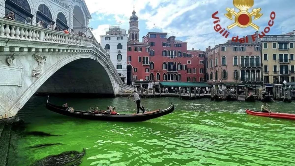 apa-din-marele-canal-din-venetia-a-devenit-verde-fosforescenta--autoritatile--in-alerta