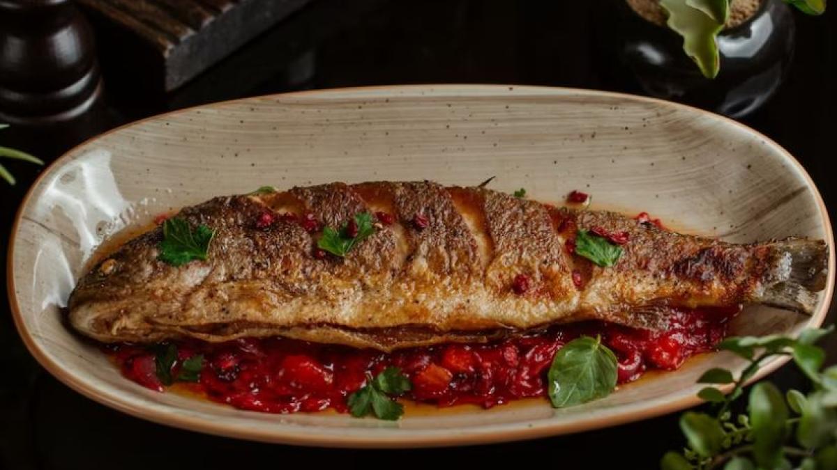 peste-prajit-in-sos-de-rosii--un-preparat-gustos-si-sanatos