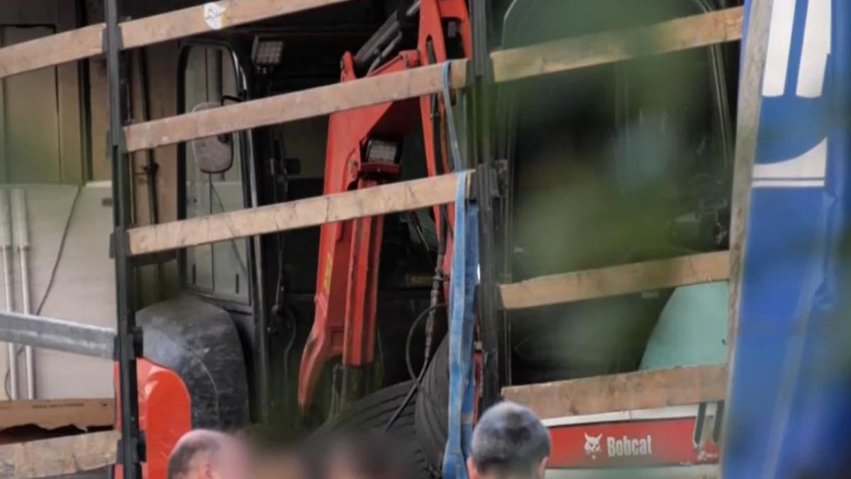 slovacia--un-camion-romanesc-transporta-excavatoare-suedeze-furate--unul-avea-un-localizator-gps