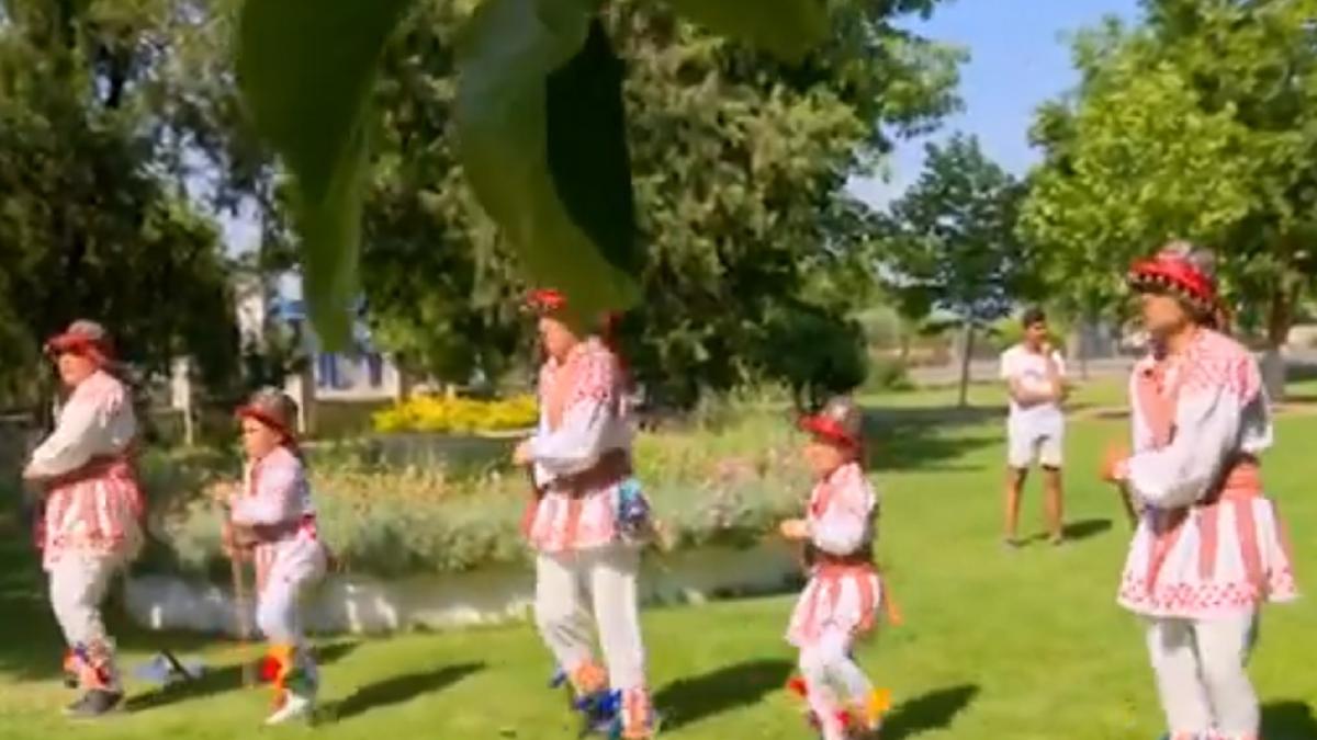 traditii-si-obiceiuri-de-rusalii-2021--de-ce-se-ung-usile-cu-usturoi