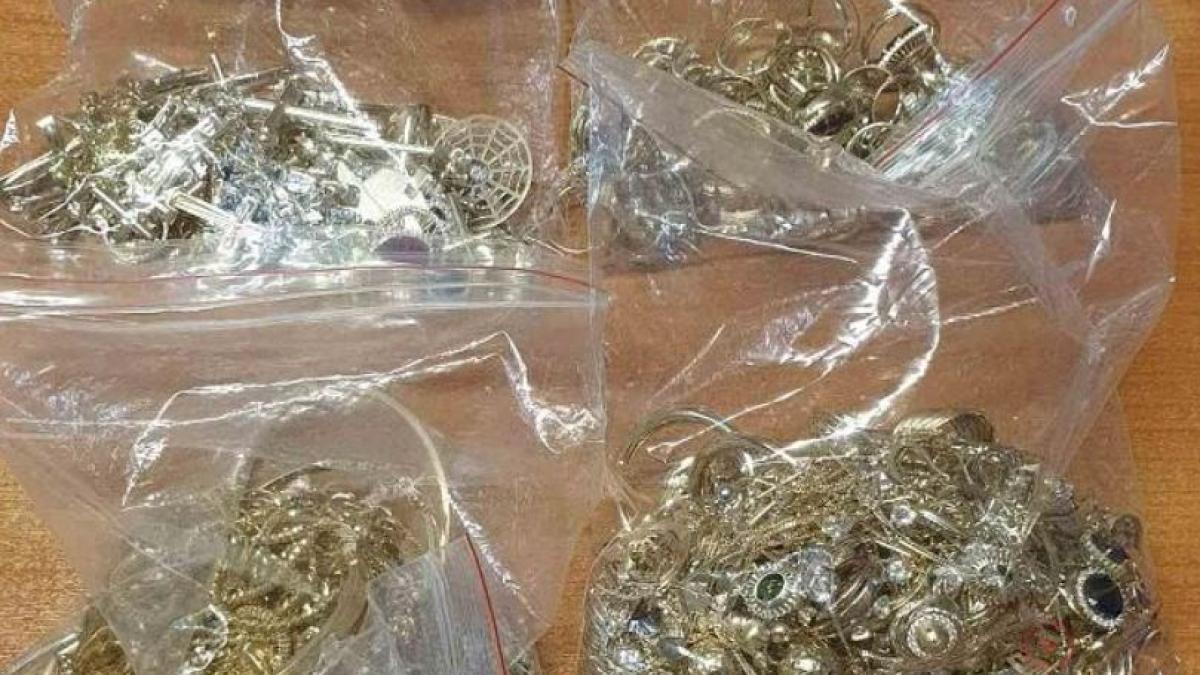 bulgaria--romanca--prinsa-cu-bijuterii-de-contrabanda--femeia-a-lipit-pachetele-cu-inele-de-corpul-sau